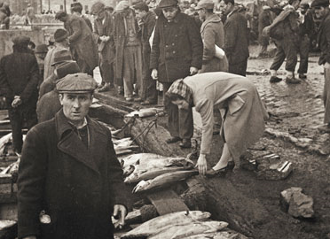 Namık Görgüç/Selahattin Giz: Yeni Cami’nin yanında balıkçılar, İstanbul.  Yapı Kredi Tarih Arşivi